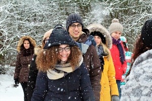 Mensen wandelen in de sneeuw