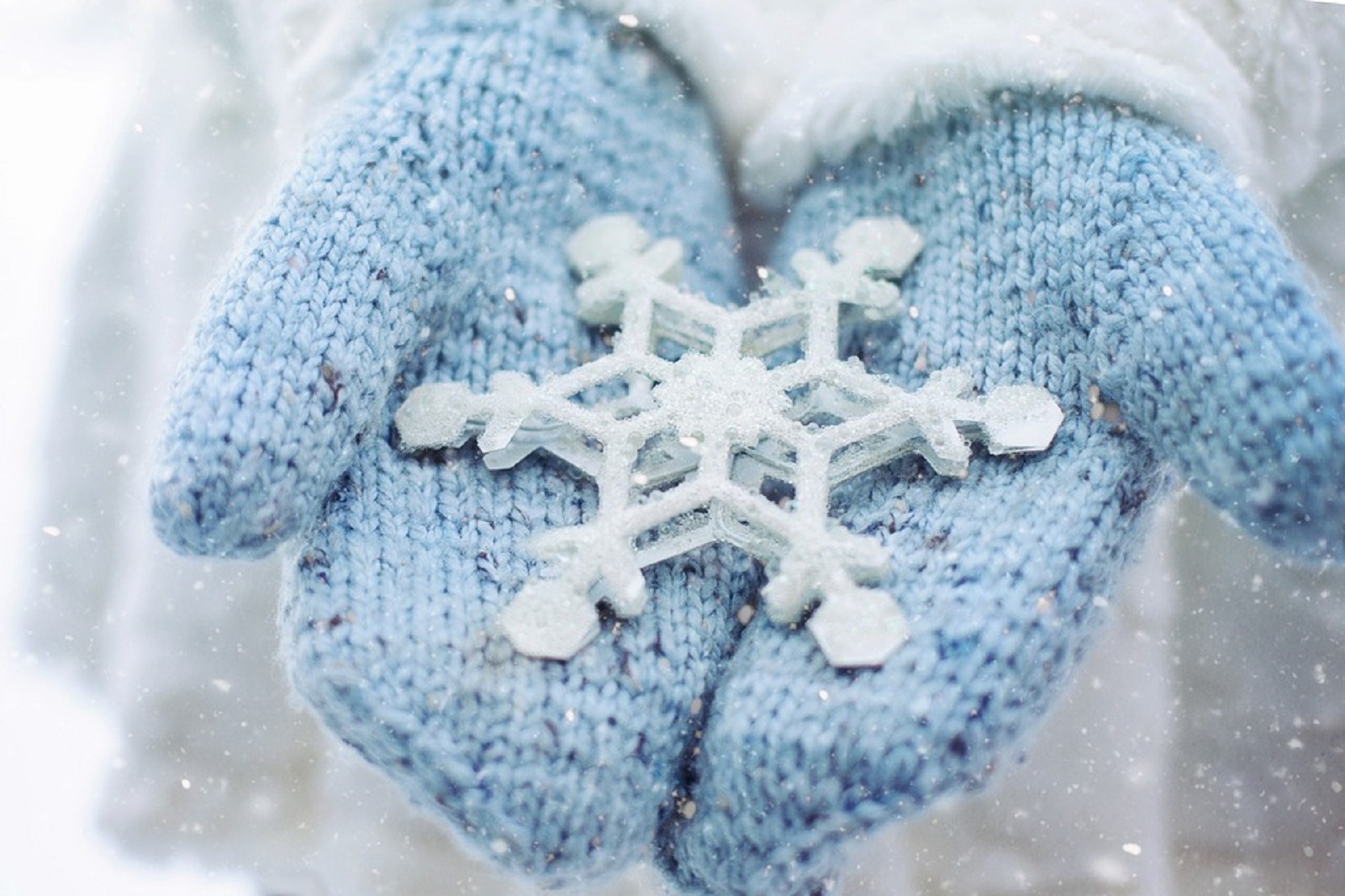 Winterfoto sneeuwvlok en handschoenen
