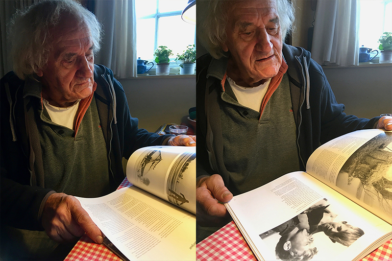 Hans Horreüs de Haas lezend in ‘Onderduiker in het hart van Friesland’ (maart 2020) ©Jorrit Brenninkmeijer