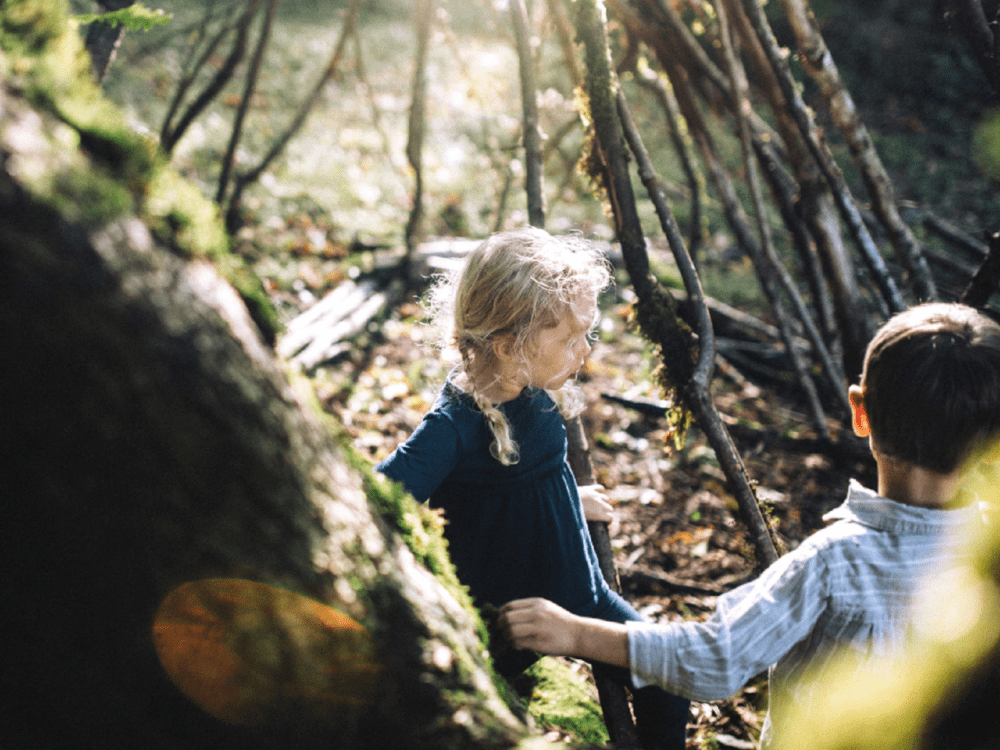 kinderen-in-bos-herfst